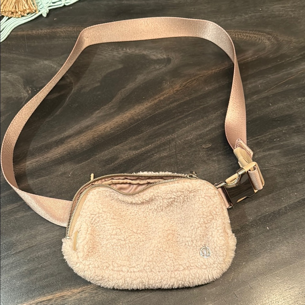 Lulu Sherpa Cream Fleece Belt Bag - NWOT - Picture 1 of 4